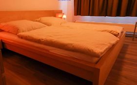 Freundliche Wohnung Mit Parkplatz Und Terrasse
